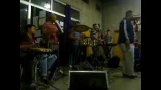 EL GUCCI - COMO BAILA LA NONA EN VIVO