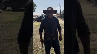O chicote na mão dele estrala!
