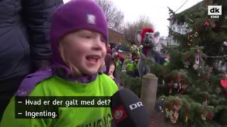 100 børn pynter landets grimmeste juletræ: Nu er det guld værd
