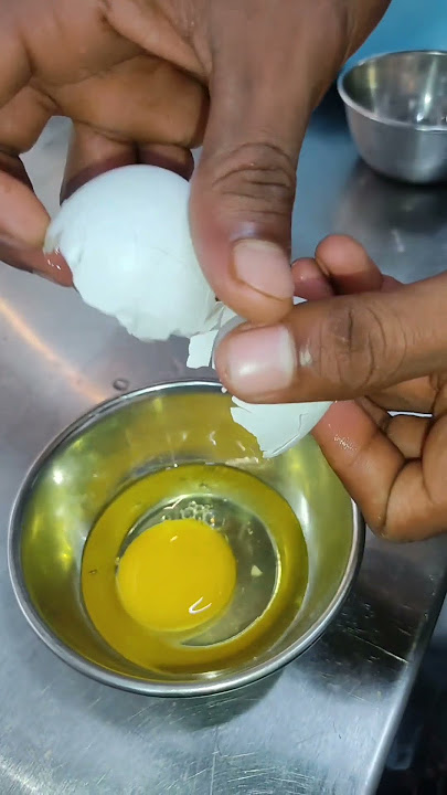 Egg cracking chef vs treni method | chef or helper ka anda fodne  ka tarika