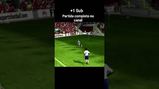 Scholes diminui para o Manchester United! Volante aproveita o rebote e diminui o jogo no clássico