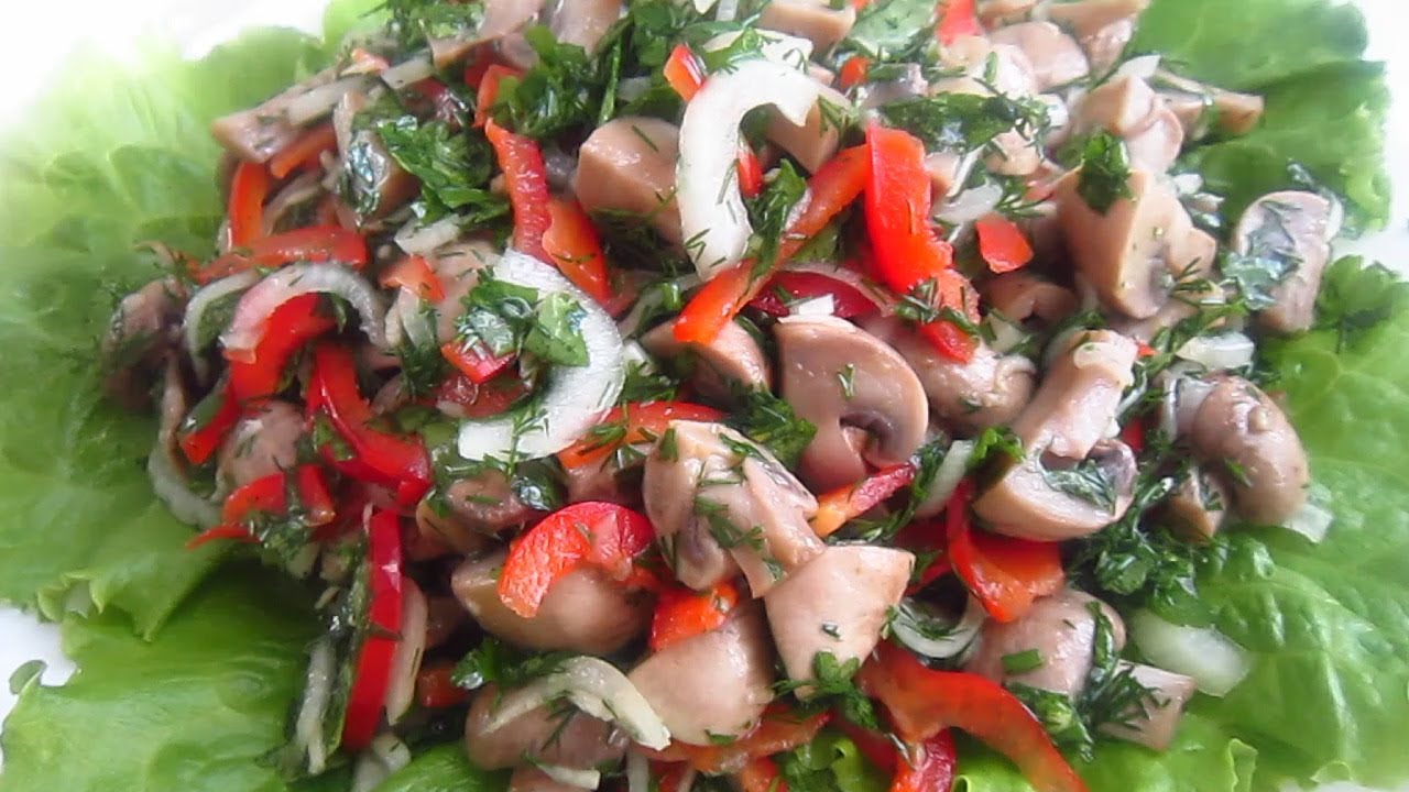 Курица шампиньоны помидоры. Грибной салат. Овощной салат с грибами. Салат с грибами и перцем. Салат овощной с шампиньонами.