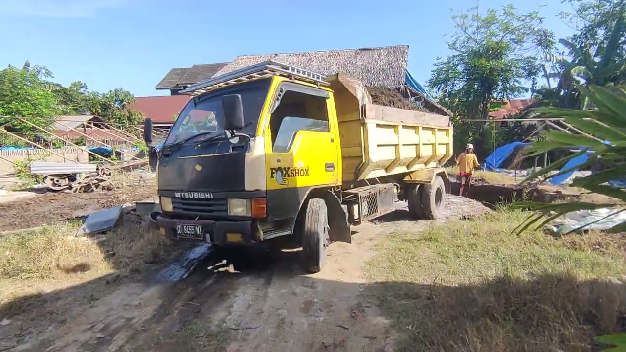 Dumpt truk bongkar muatan tanah timbunan full bak