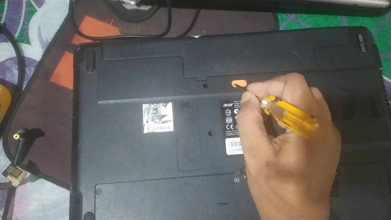 cara melepas baterai laptop acer 4752series