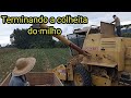 Colhedeira new holland 5050 terminando a colheita do milho