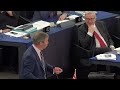 Brexit, Farage provoca l'Europarlamento:"Volete davvero che io torni qui?".E fa ridere anche Juncker