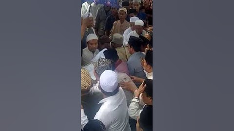 Proses pemakaman abuya Uci  Cilongok . Salah satu paku banten