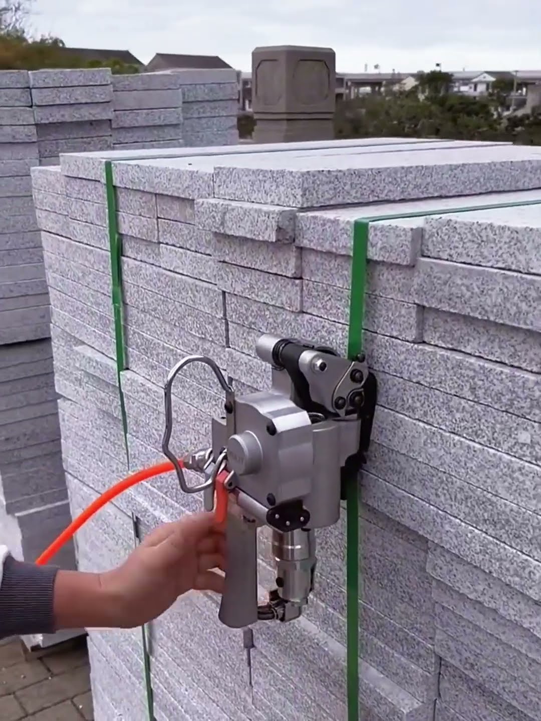 Plastic steel tape strapping process- Good tools and machinery make work easy