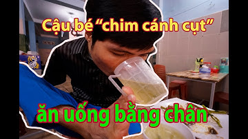 Cậu bé chim cánh cụt, ăn uống bằng chân