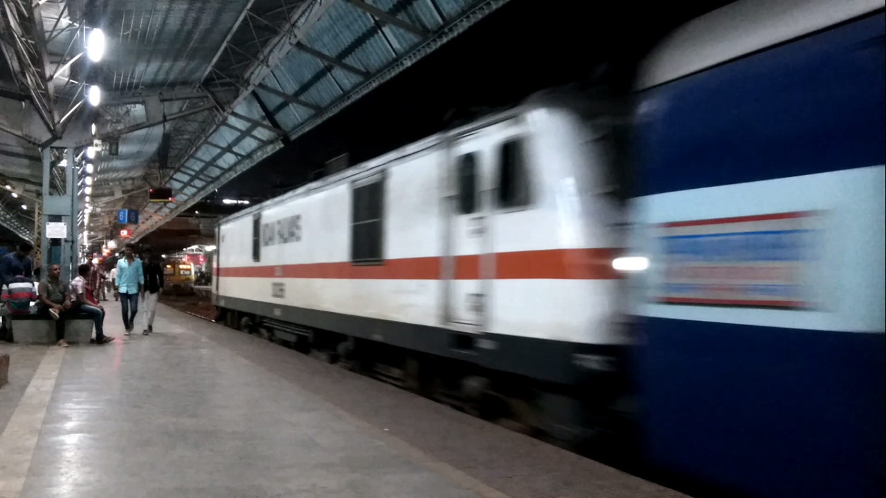 The Legendary "PUSHPAK EXPRESS" arriving at Dadar Central YouTube