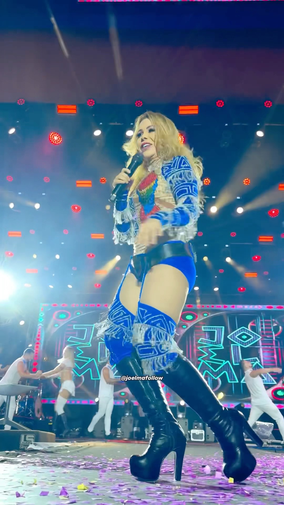 Chocado com o tamanho do salto das botas da Joelma de pertinho