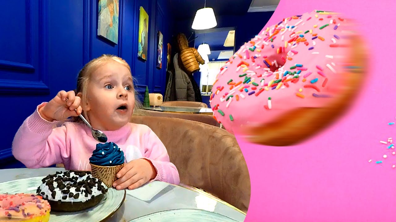 Крошка шоу. Сладости битва. Сладкий бой детский. Девочка смотрит на сладости ржач. Красивый Donuts PNG.