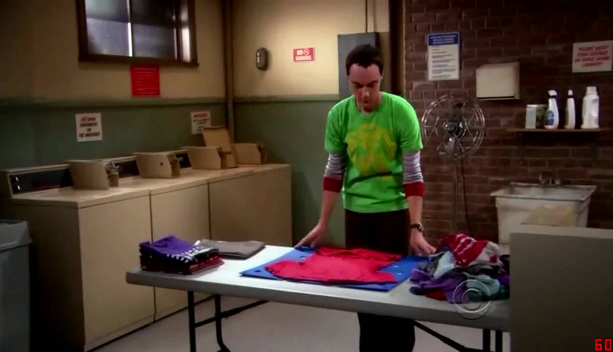 La tabla para doblar camisas en tiempo récord que usaba Sheldon Cooper y  que ahora arrasa en