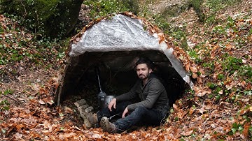 Building warm and cozy survival shelter at the bottom of the valley in both rainy weather