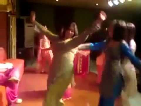 Girls dance on papi chulo