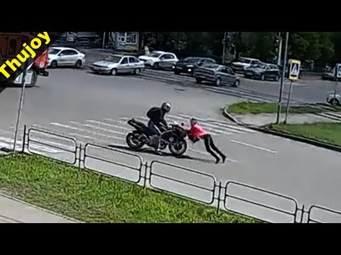 мотоциклист СБИЛ ЖЕНЩИНУ и СБЕЖАЛ