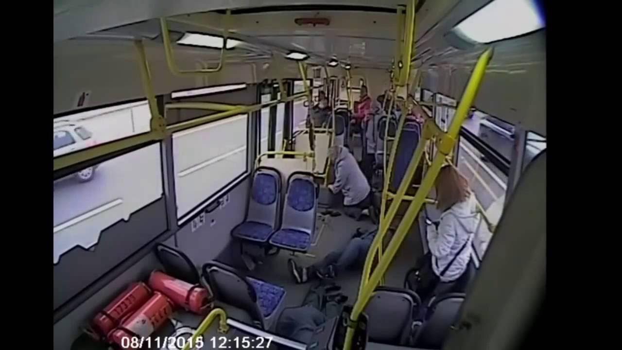 Москва Автобус врезался в столб ДТП сняли камеры внутри автобуса - YouTube
