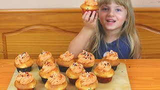 Laura Is Making Halloween Cupcakes Laura Is Making Halloween Cupcakes