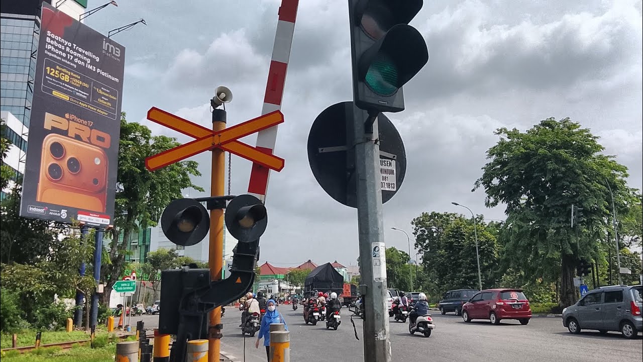 COMEBACK!! perlintasan kereta api rsi royal plaza wonokromo surabaya 