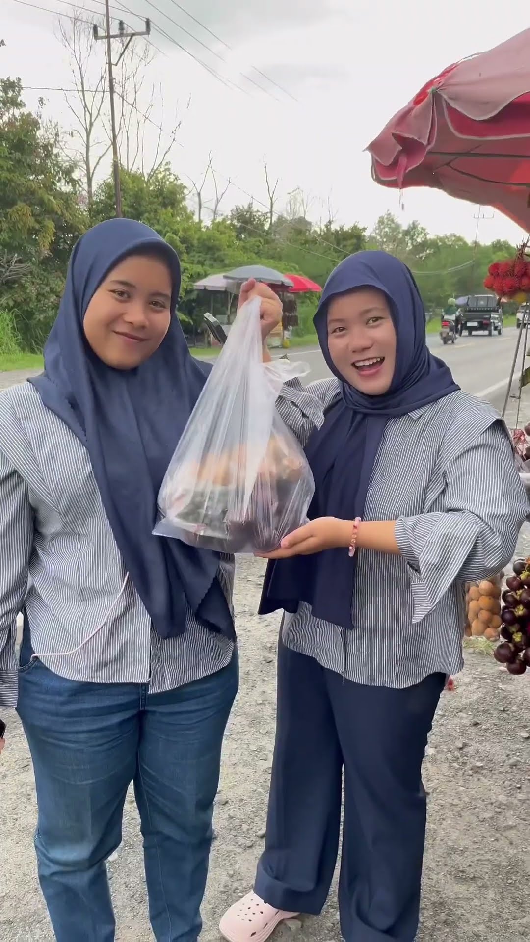 BUAH ANEH DI PINGGIR JALAN