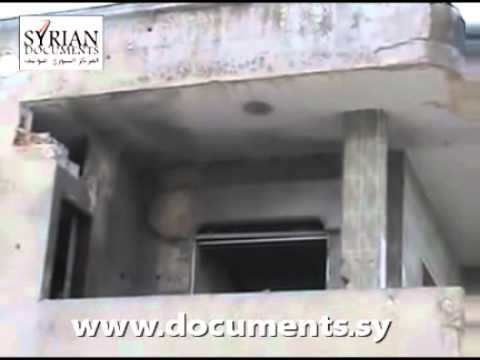 متمردون مسلحون يقصفون أحد المنازل في الرستن بحمص