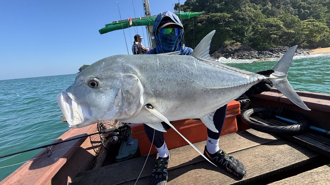 Explosive Giant Trevally Topwater — Poppers, Rocks & Big Hits!