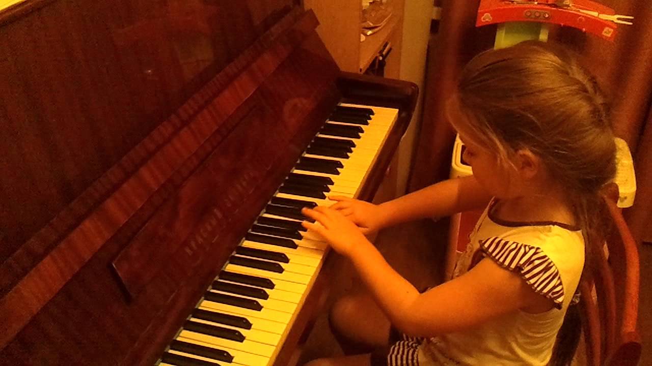 Исполнил на пианино. Девочка играет на фортепиано. Пианино для 8 лет. Пианино для 6 лет. Игра на пианино девочка.