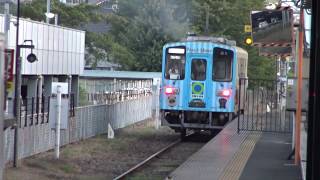 起点の勝田駅を出発するひたちなか海浜鉄道キハ11形と始発で停車中の上野東京ライン常磐線特急ときわE657系