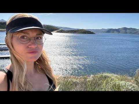 Хайкинг в Калифорнии весной на озере Diamond Valley Lake Marina