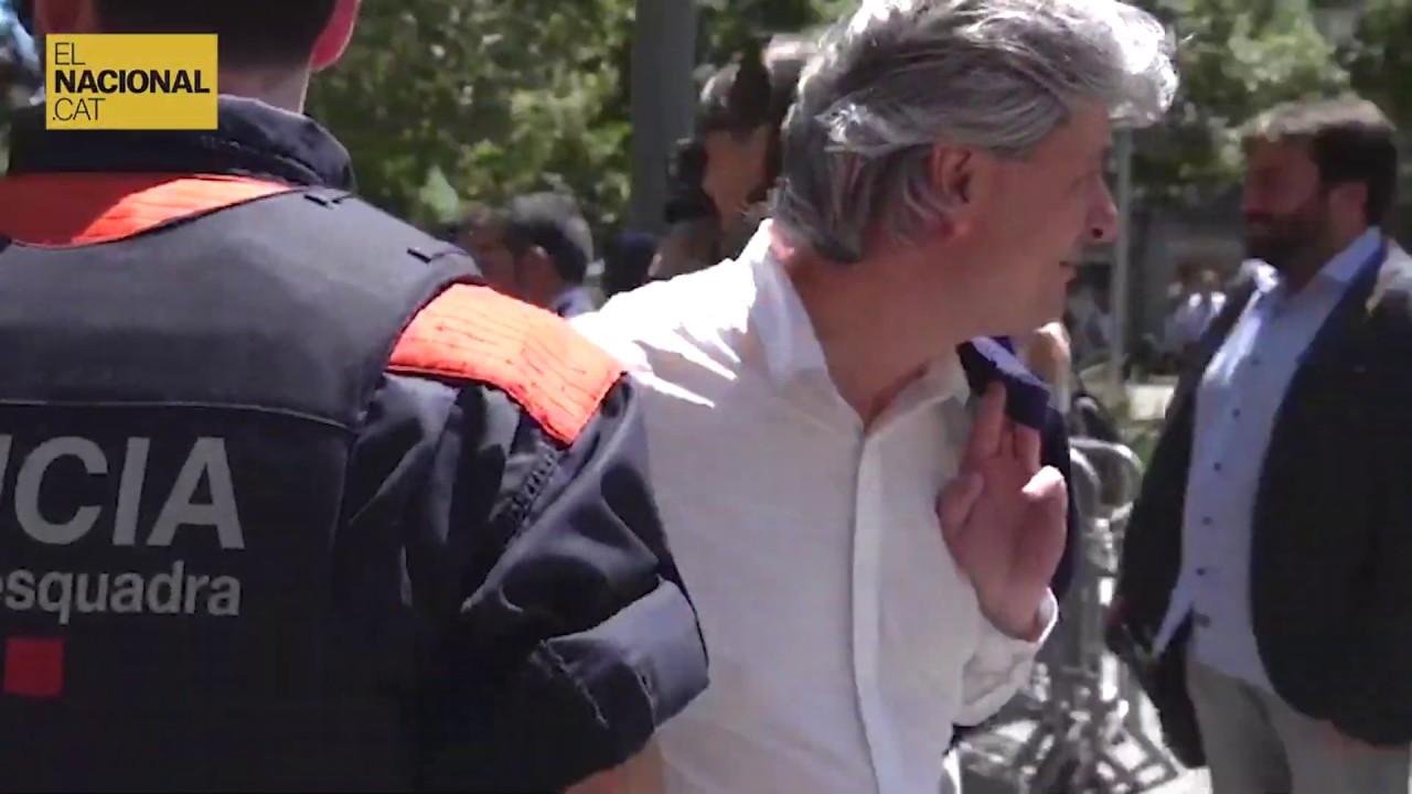 el nacional periodico Dionís Guiteras (ERC), increpat a la sortida de la Diputació de Barcelona