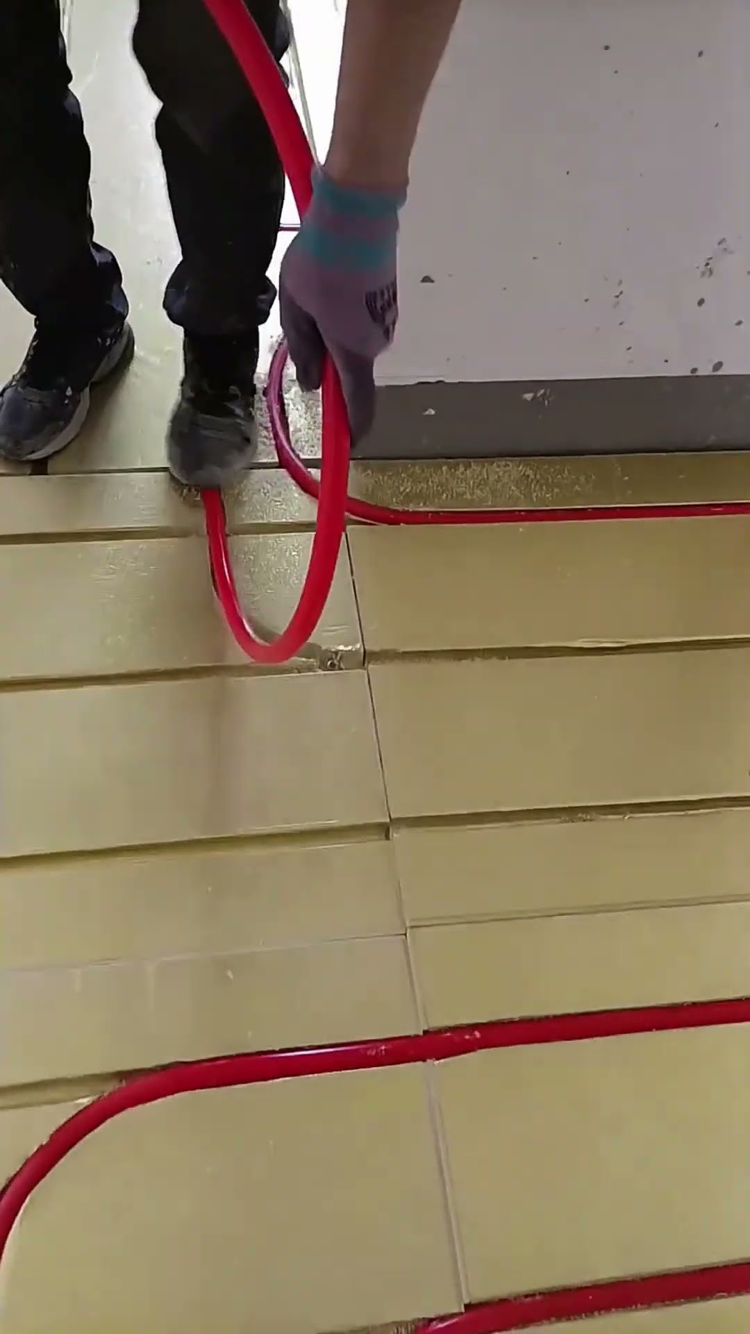 Floor heating pipe laying process