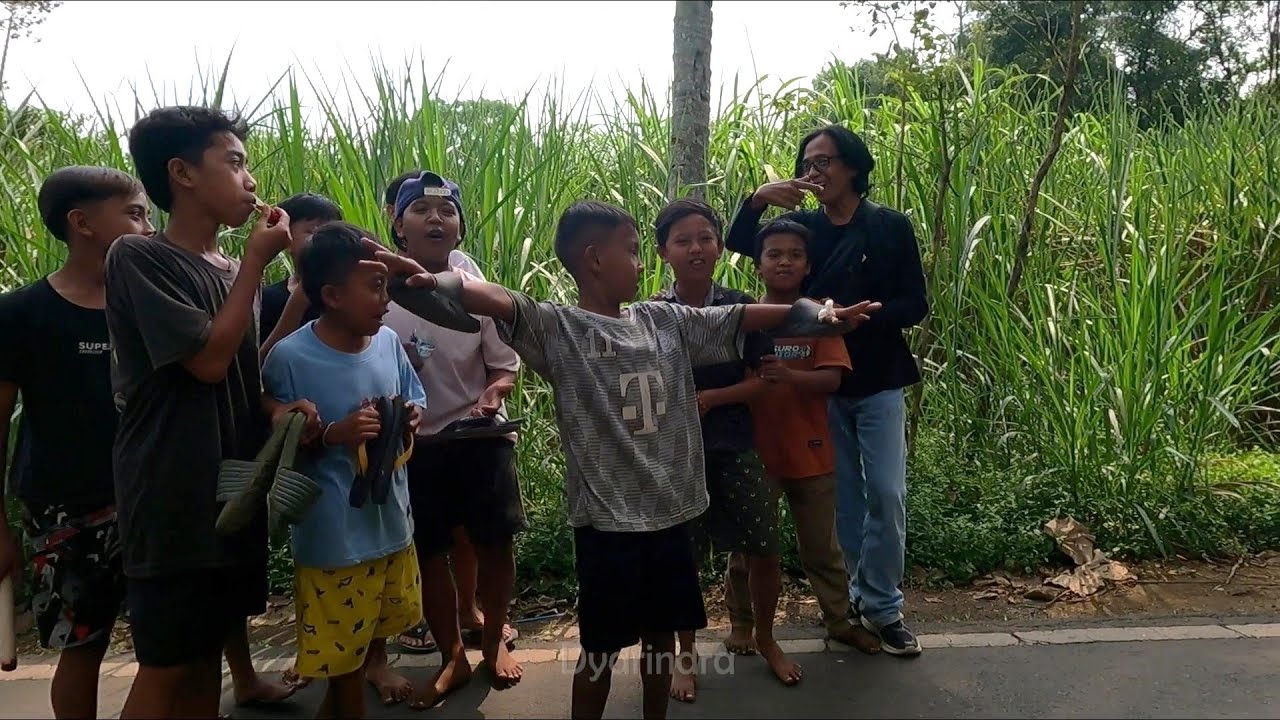 Dyarindra & bocil dikejar bantengan kalap
