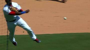 CLE@TEX: Profar charges a grounder to make the out