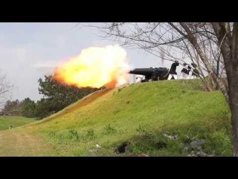 Video: Strieľajte a bežte. Samohybná 105 mm húfnica Hawkeye na podvozku Humvee