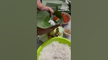 Thumbnail of Cara membungkus nasi kucing di Angkringan Pak Djo dengan menggunakan daun pisang.