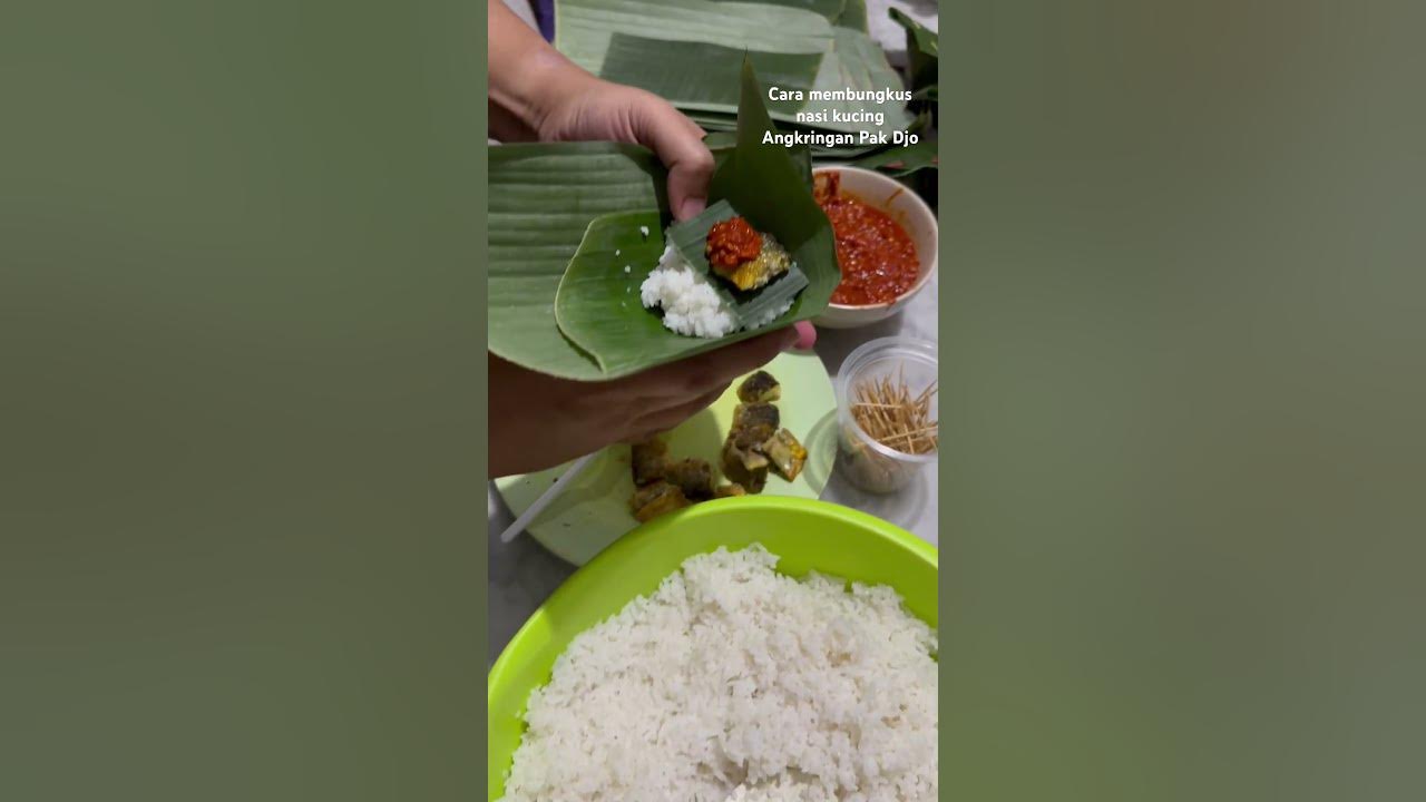 Cara membungkus nasi kucing di Angkringan Pak Djo dengan menggunakan daun pisang.