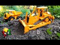 معدات البناء من BRUDER Adventures of an Excavator وTruck Crane وBulldozer في الغابة