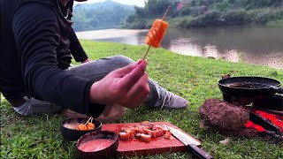 In search of new experiences, I cook crispy pork belly and spiral potatoes by the river. relaxing