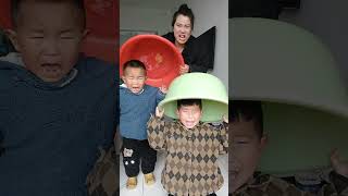 Moments that can't help but laugh of a funny mother with her 2 sons #29