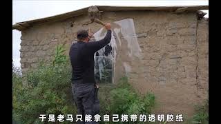 A man built an abandoned stone house in the desert into a warm and comfortable home, built in the