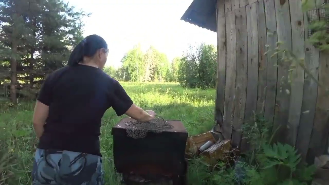 Сплав по таёжной реке, нашли две избушки на берегу реки. 