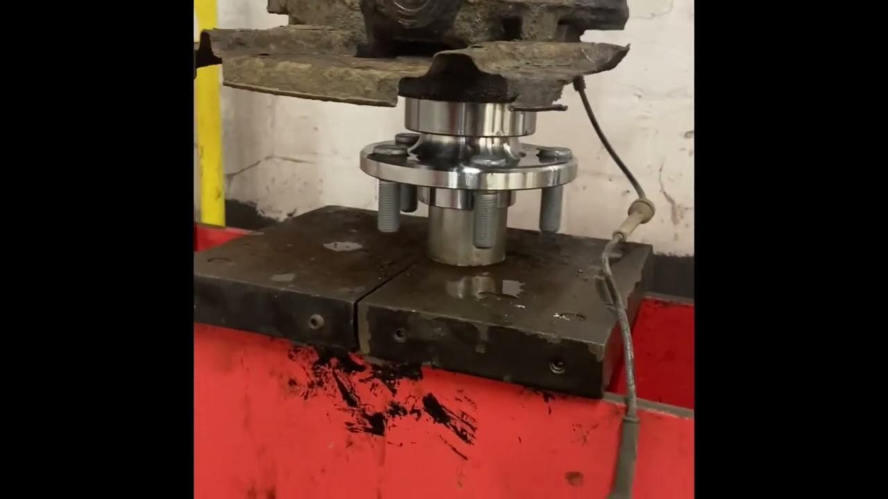 Freelander 2 front wheel bearingmechanic short