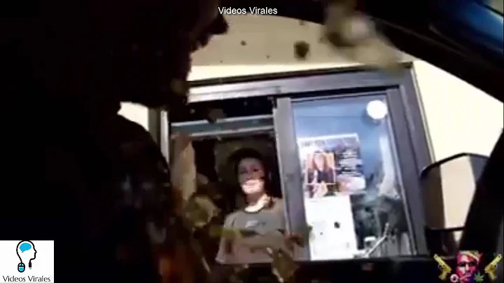 Chica de Mcdonalds le avienta la comida al cliente