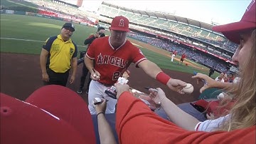 Mike Trout Signs more Autographs | Angels Vlogs Ep 32