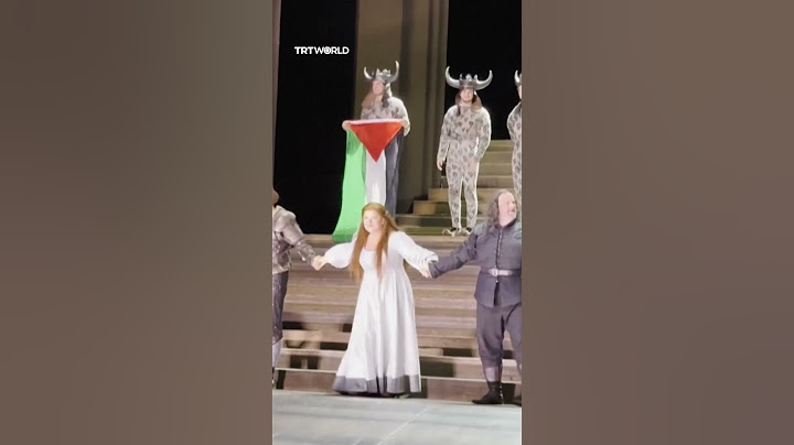 Performer unfurls Palestinian flag in Royal Opera House