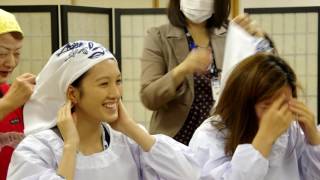 外国人にかっぽう着と手ぬぐい頭巾