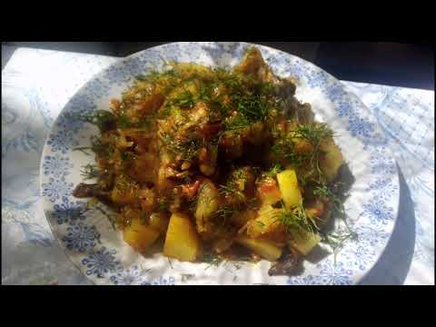 Тушёная картошка с капустой и грибами.