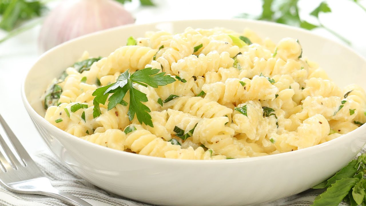 Herb and Garlic Mac & Cheese | 20 Minute Dinner Ideas | The Domestic Geek
