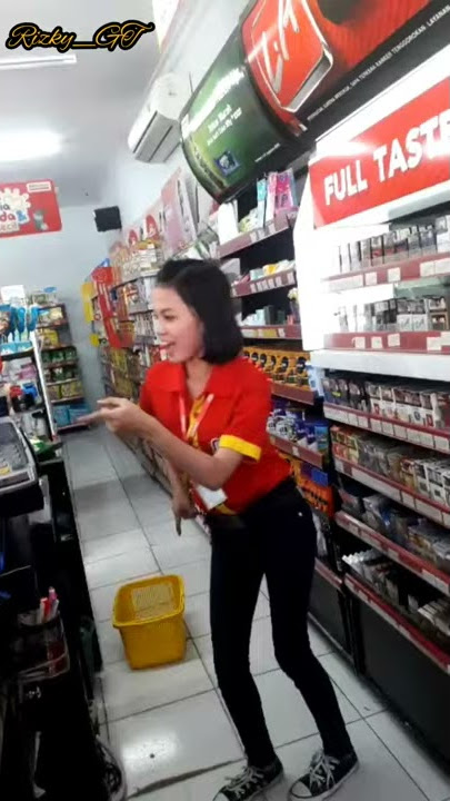Story Wa / Yang lagi viral pegawai alfamart joget loss