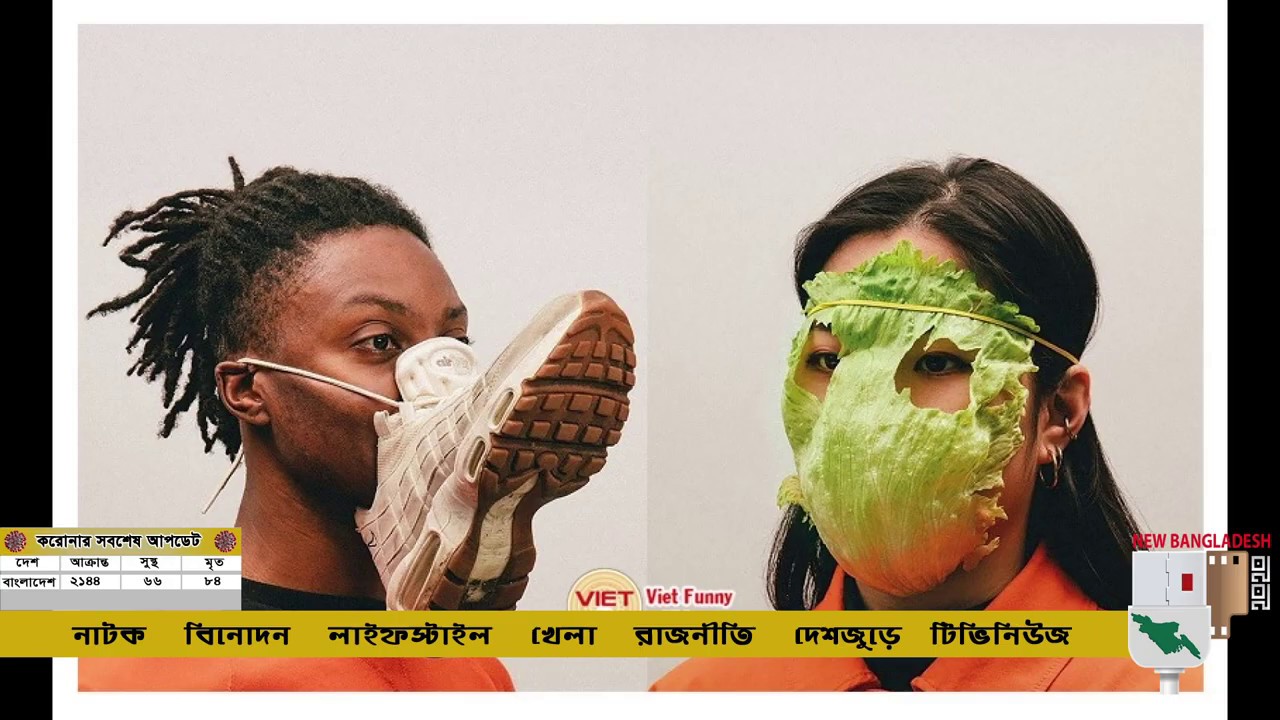 Люди едят в масках